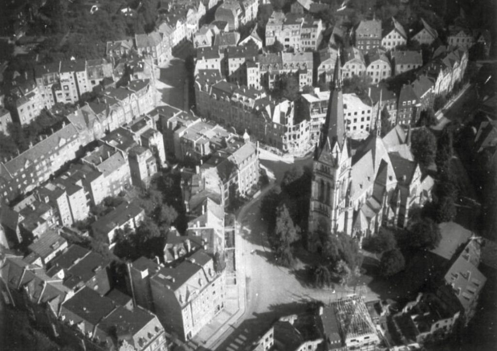 Hoyastraße rund um die Kreuzkirche und die Zerstörungen durch Bomben des Krieges in den 40er Jahren