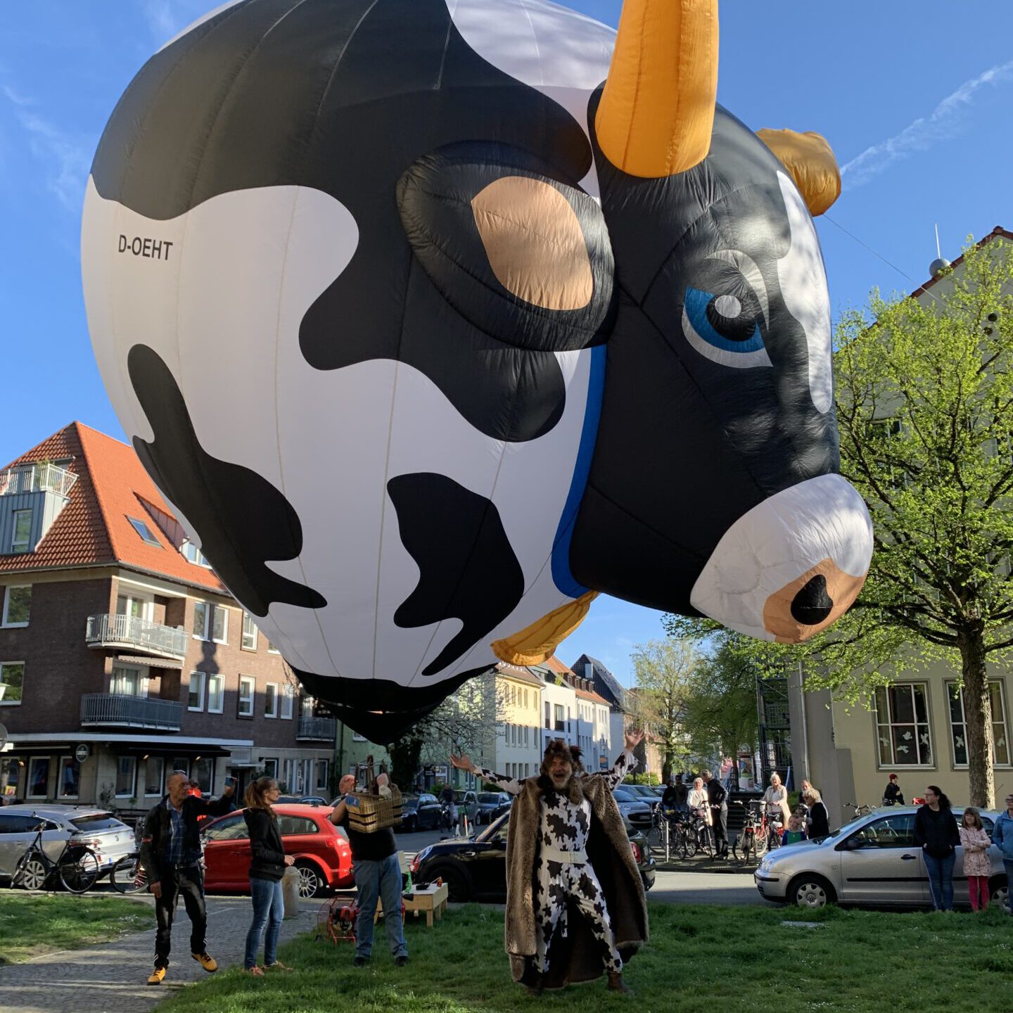 Lass deine Kuh fliegen – Kunstaktion von Thomas Nufer